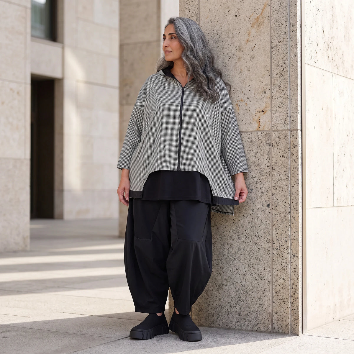 Vokuhila Jacke aus Bengaline und Memorytaft mit 3/4-Arm Kapuze und Seitennahttaschen