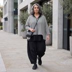 Vokuhila Jacke aus Bengaline und Memorytaft mit 3/4-Arm Kapuze und Seitennahttaschen