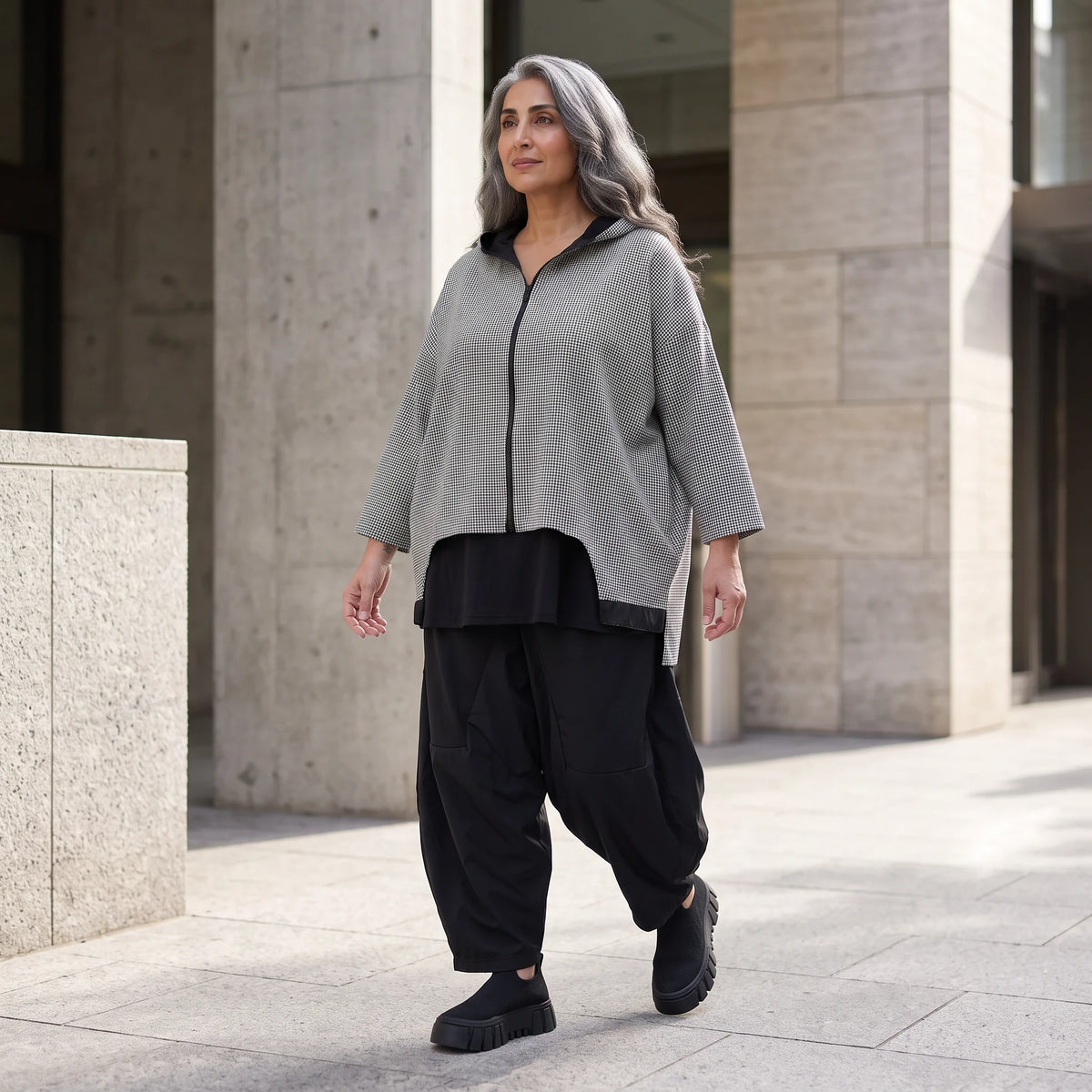 Vokuhila Jacke aus Bengaline und Memorytaft mit 3/4-Arm Kapuze und Seitennahttaschen
