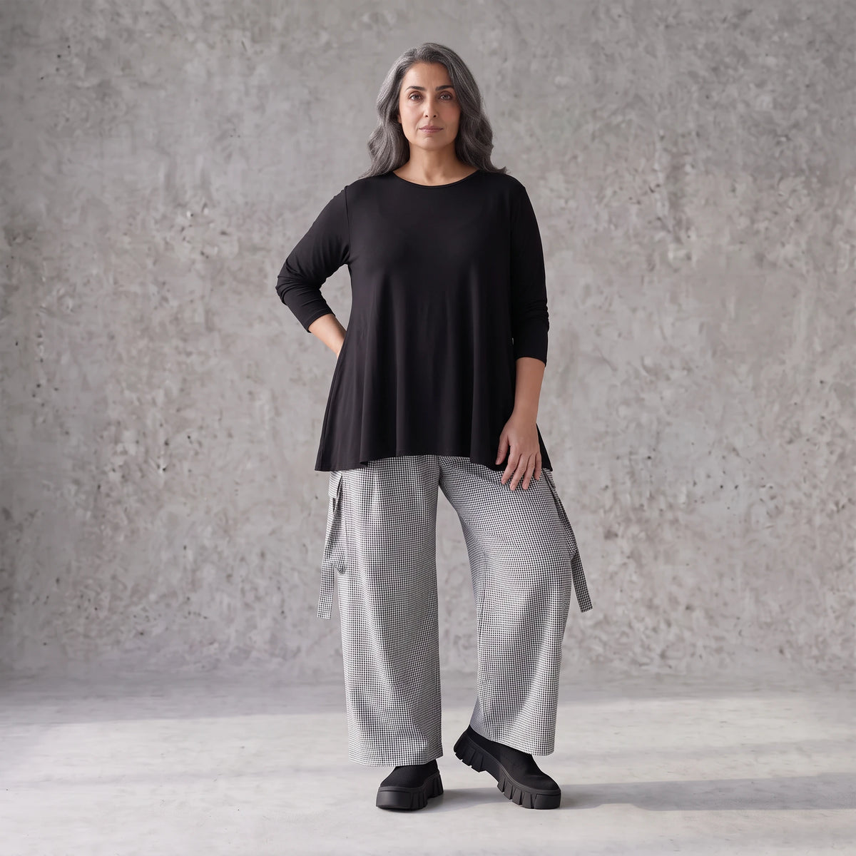 Ballonhose aus Bengaline in Schwarz/Weiß mit Stretch elastischem Bund und Fransentaschen