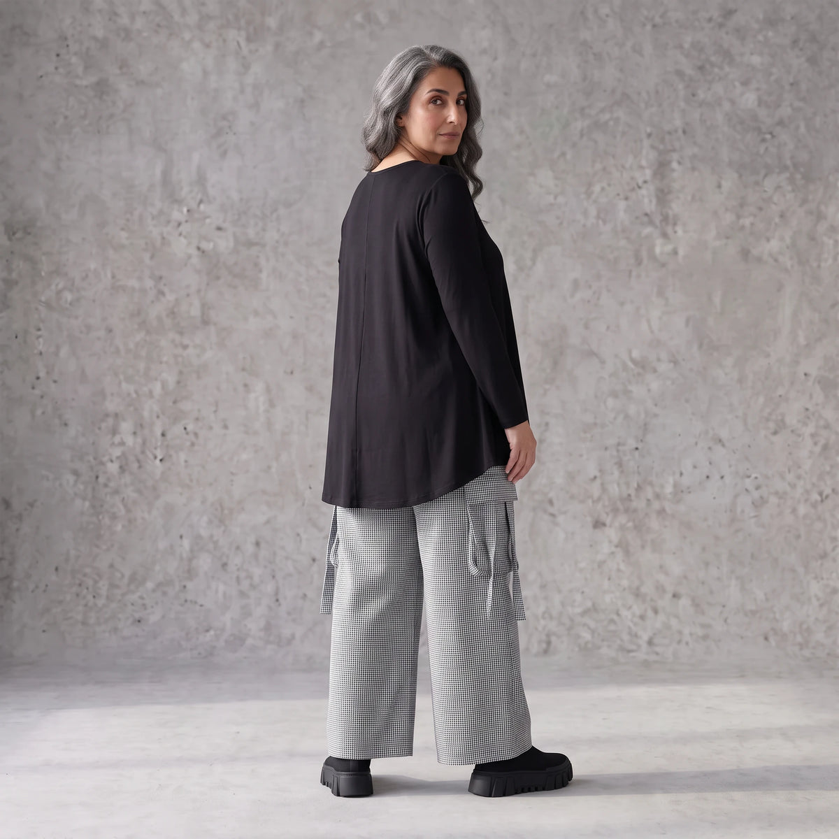 Ballonhose aus Bengaline in Schwarz/Weiß mit Stretch elastischem Bund und Fransentaschen