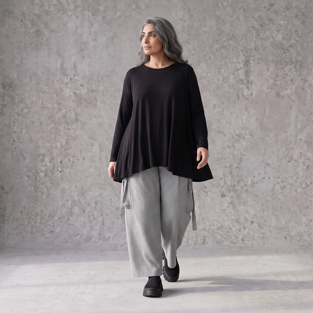 Ballonhose aus Bengaline in Schwarz/Weiß mit Stretch elastischem Bund und Fransentaschen