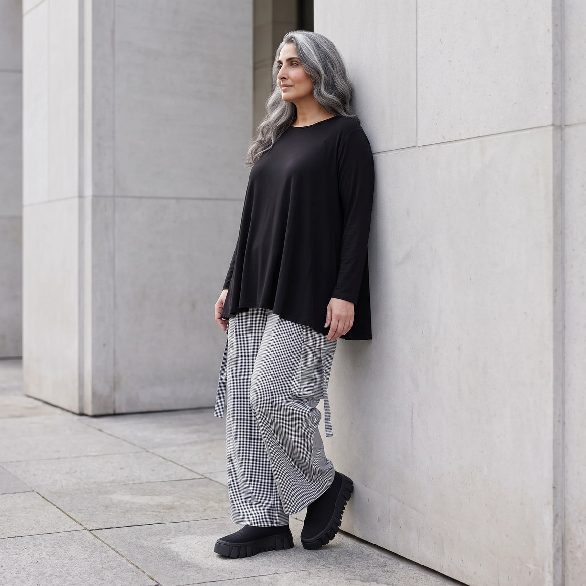 Ballonhose aus Bengaline in Schwarz/Weiß mit Stretch elastischem Bund und Fransentaschen
