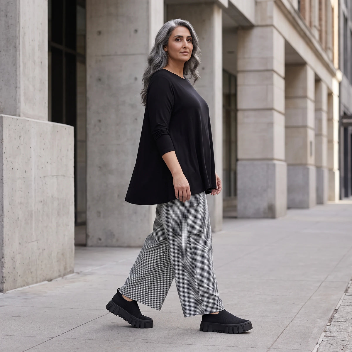 Ballonhose aus Bengaline in Schwarz/Weiß mit Stretch elastischem Bund und Fransentaschen