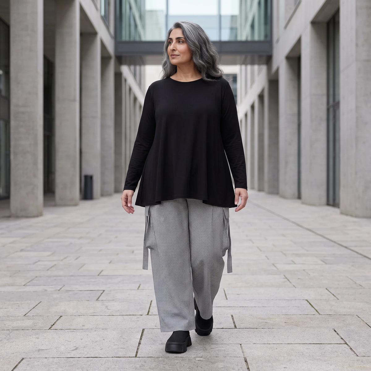 Ballonhose aus Bengaline in Schwarz/Weiß mit Stretch elastischem Bund und Fransentaschen