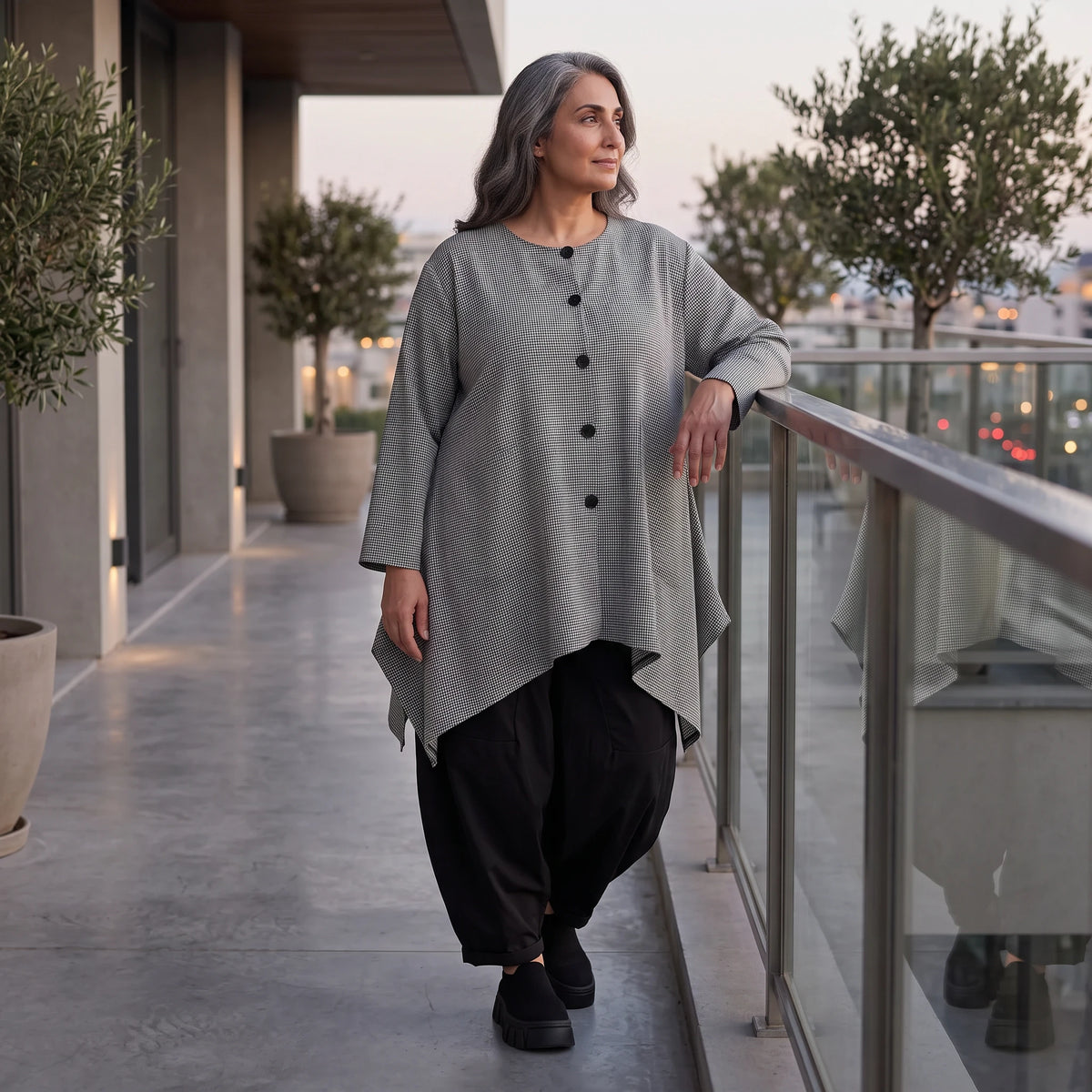 Bengalinebluse in Schwarz/Weiß A-Linie mit Rundhalsausschnitt Taschen und Zipfelsaum