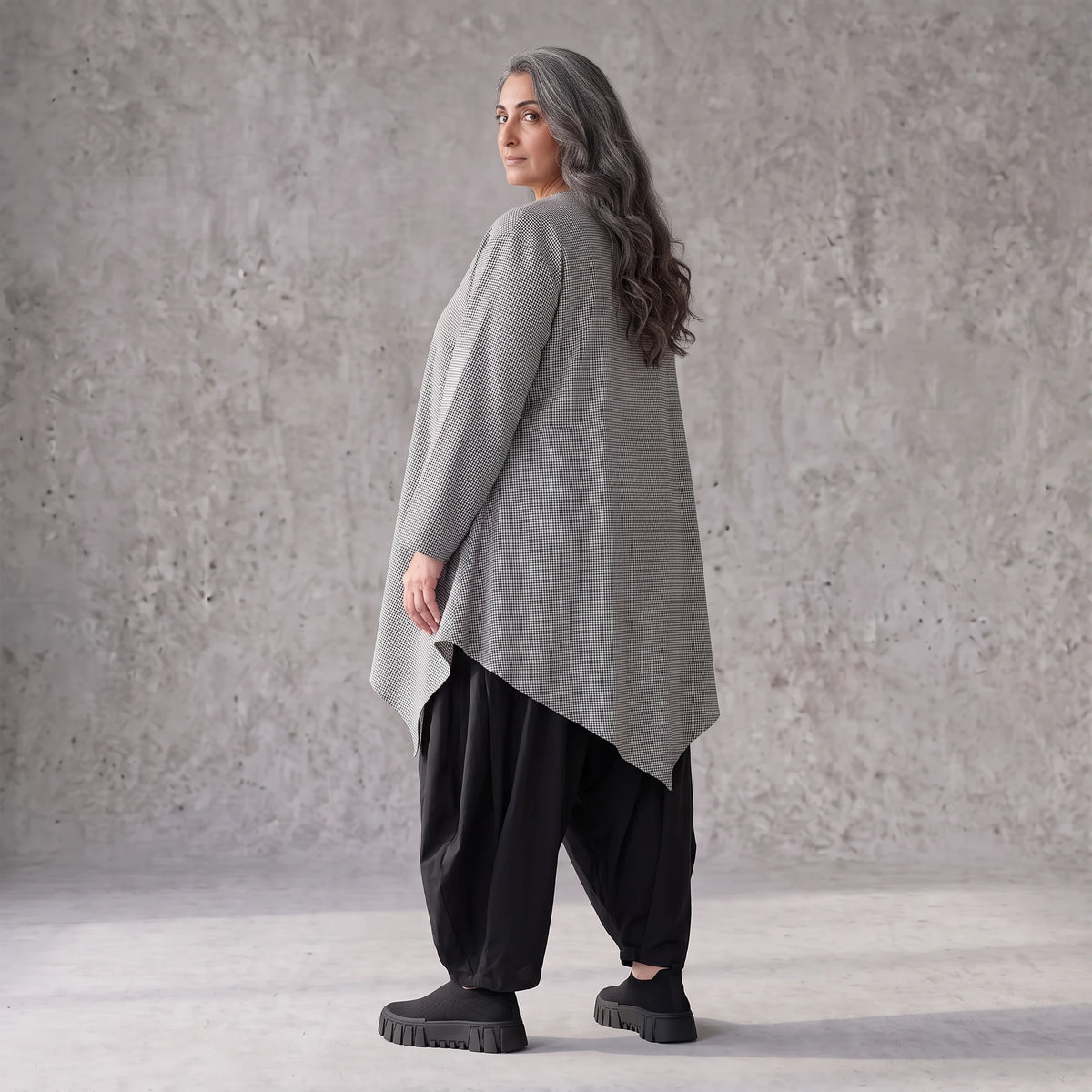 Bengalinebluse in Schwarz/Weiß A-Linie mit Rundhalsausschnitt Taschen und Zipfelsaum