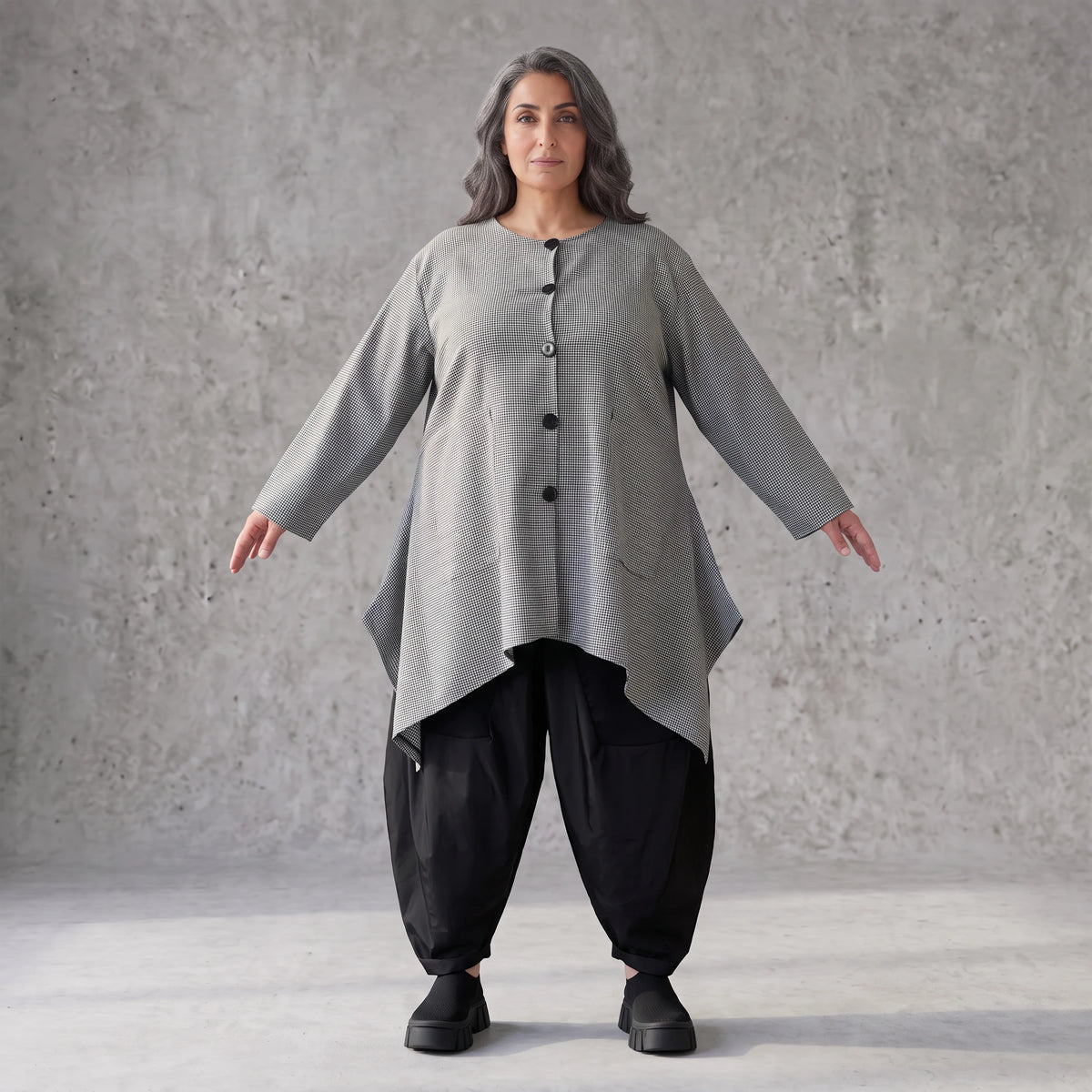Bengalinebluse in Schwarz/Weiß A-Linie mit Rundhalsausschnitt Taschen und Zipfelsaum
