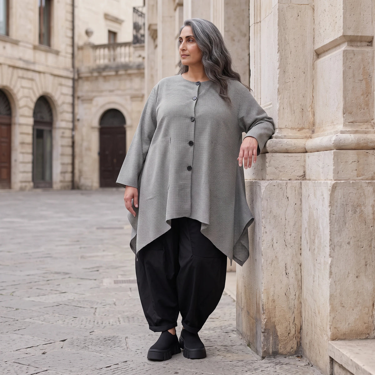 Bengalinebluse in Schwarz/Weiß A-Linie mit Rundhalsausschnitt Taschen und Zipfelsaum