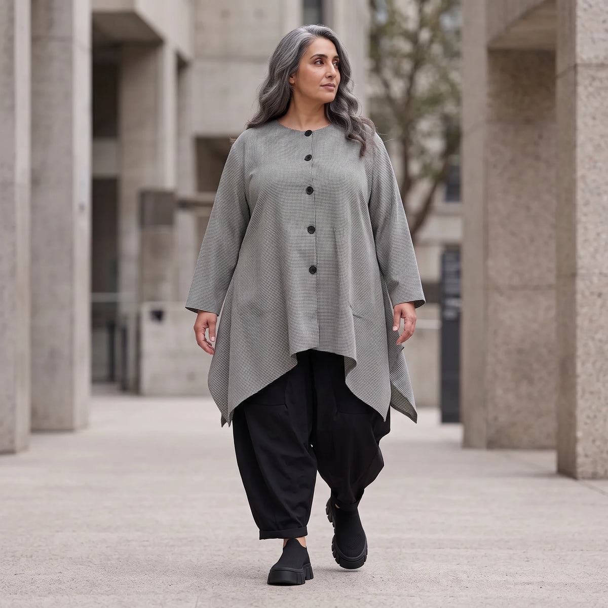 Bengalinebluse in Schwarz/Weiß A-Linie mit Rundhalsausschnitt Taschen und Zipfelsaum