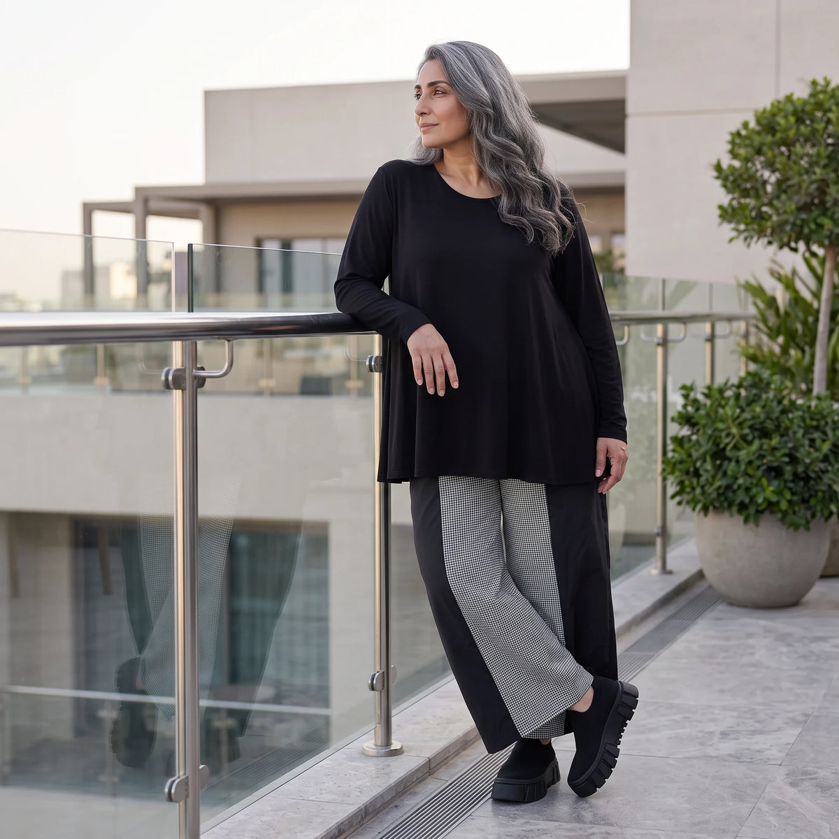 Palazzohose in Schwarz/Weiß aus weicher Bengaline mit Stretch und elastischem Komfortbund