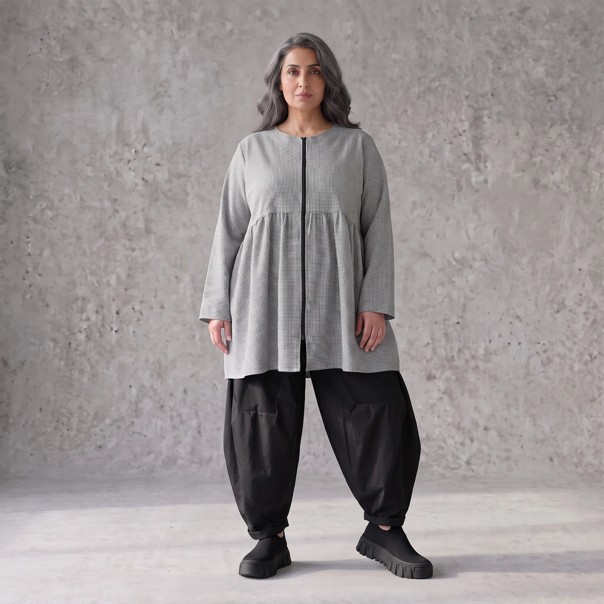 Ballonbluse in Schwarz/Weiß aus Bengaline mit Rundhalsausschnitt Reißverschluss Langarm