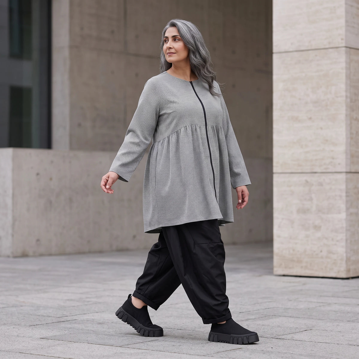 Ballonbluse in Schwarz/Weiß aus Bengaline mit Rundhalsausschnitt Reißverschluss Langarm