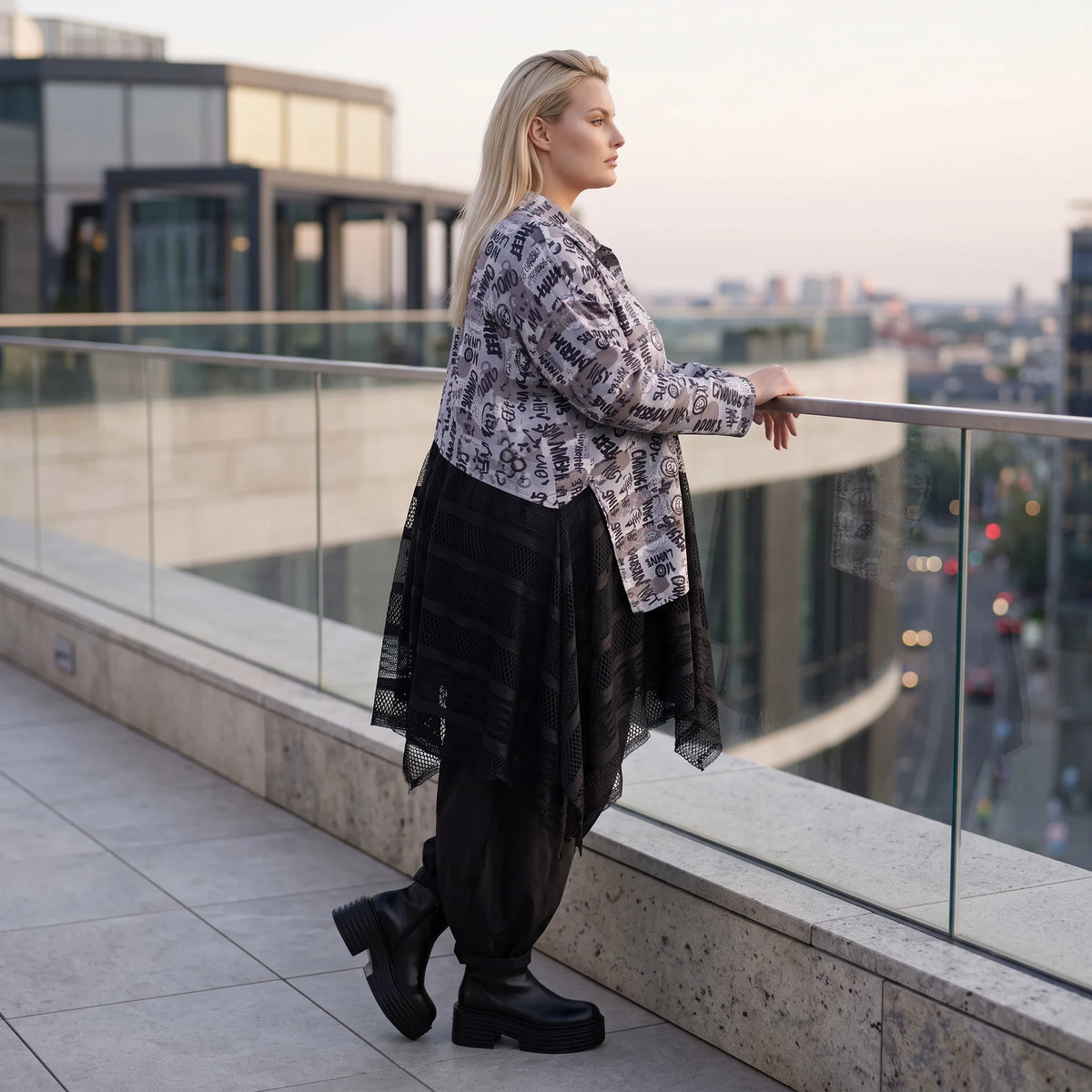 Übergangsjacke aus Jersey mit Netzeinsätzen zipfeligem Saum und A-Linie ungefüttert leicht