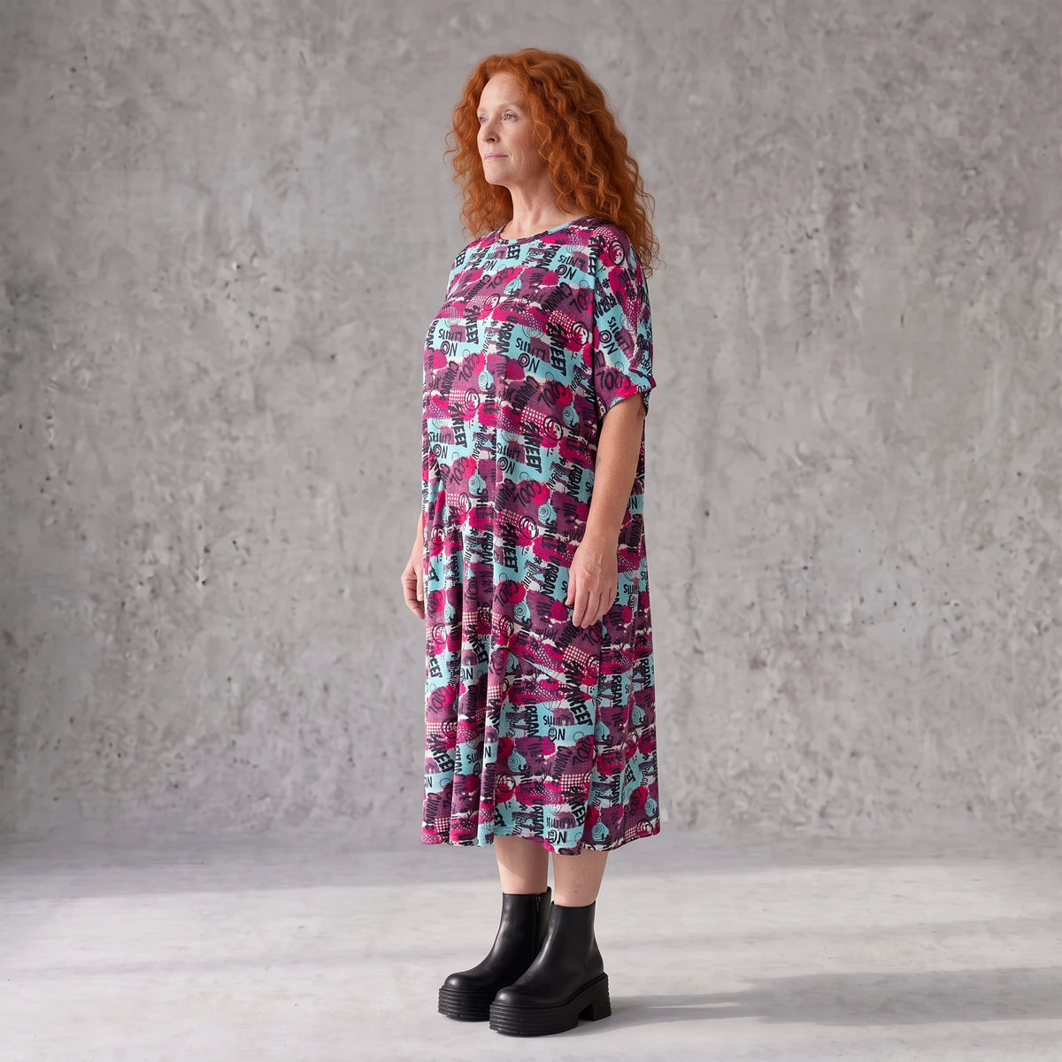 Jerseykleid aus weichem Jersey mit Ballonschnitt Rundhalsausschnitt und kurzen Ärmeln