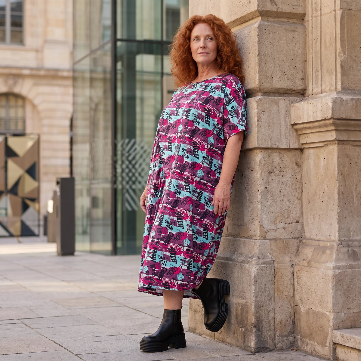 Jerseykleid aus weichem Jersey mit Ballonschnitt Rundhalsausschnitt und kurzen Ärmeln