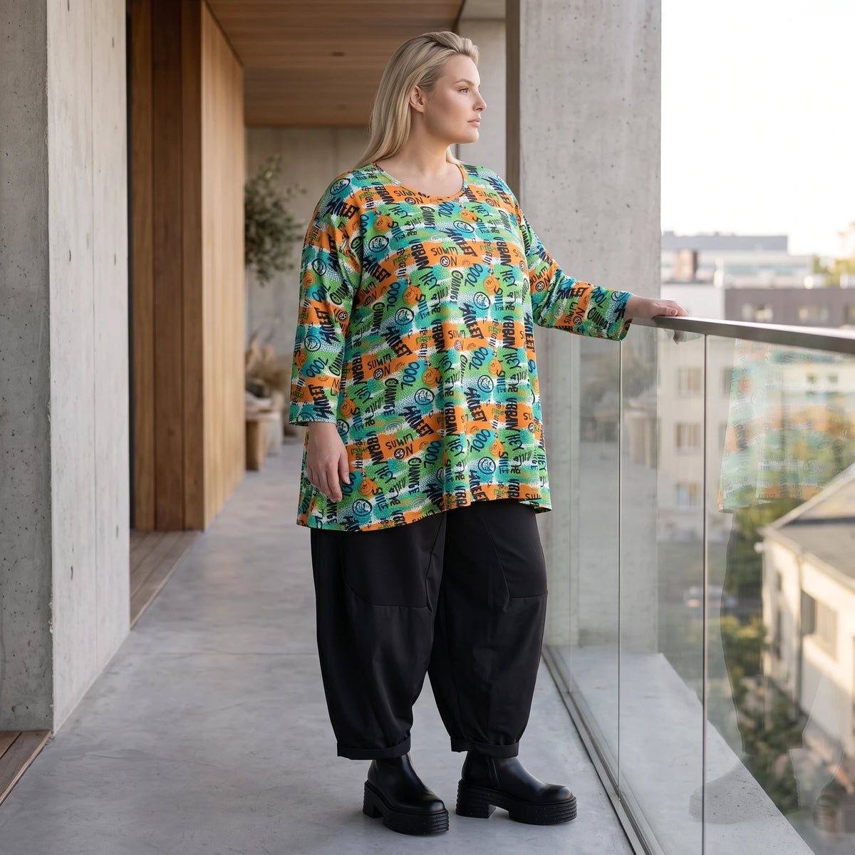 Shirt in A-Linie aus Stretchjersey mit grünem Multimuster luftig und locker fallend