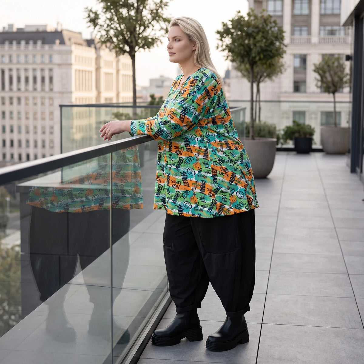Shirt in A-Linie aus Stretchjersey mit grünem Multimuster luftig und locker fallend