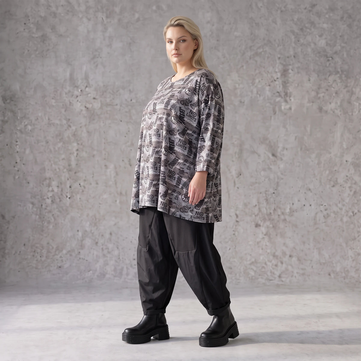 Jerseyshirt in Grau mit Multiprint A-Linie Rundhalsausschnitt und 7/8-Arm Baumwollmix