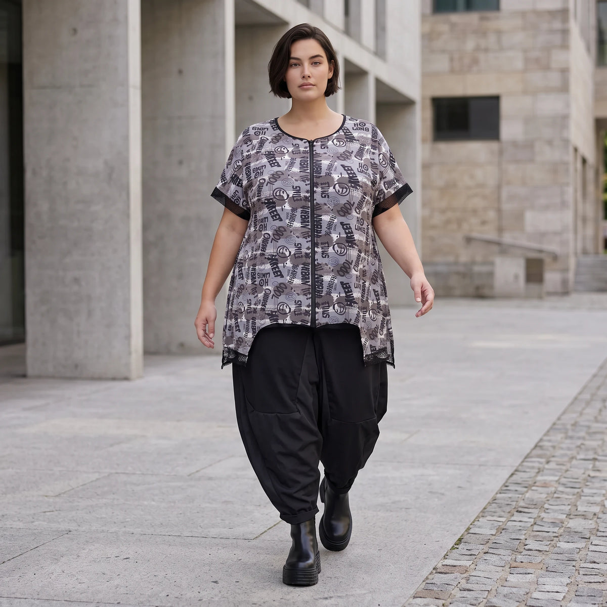Elastische Weste im Vokuhila Schnitt aus Jersey mit Netzeinsatz im modernen Materialmix