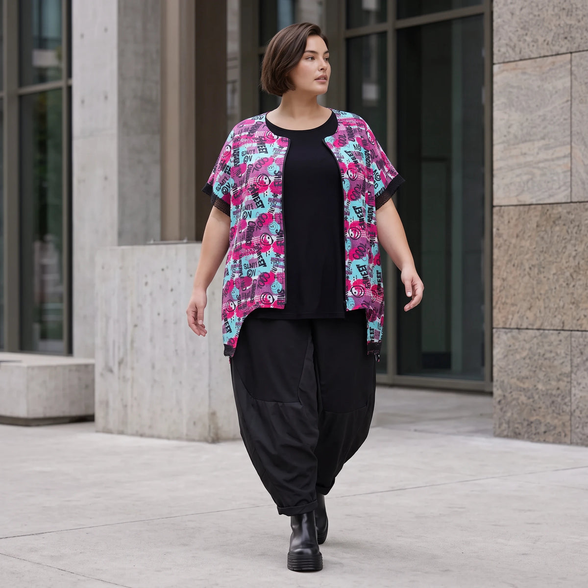 Asymmetrische Vokuhilaweste aus Jersey und Netzstoff im Materialmix vorne kurz hinten lang