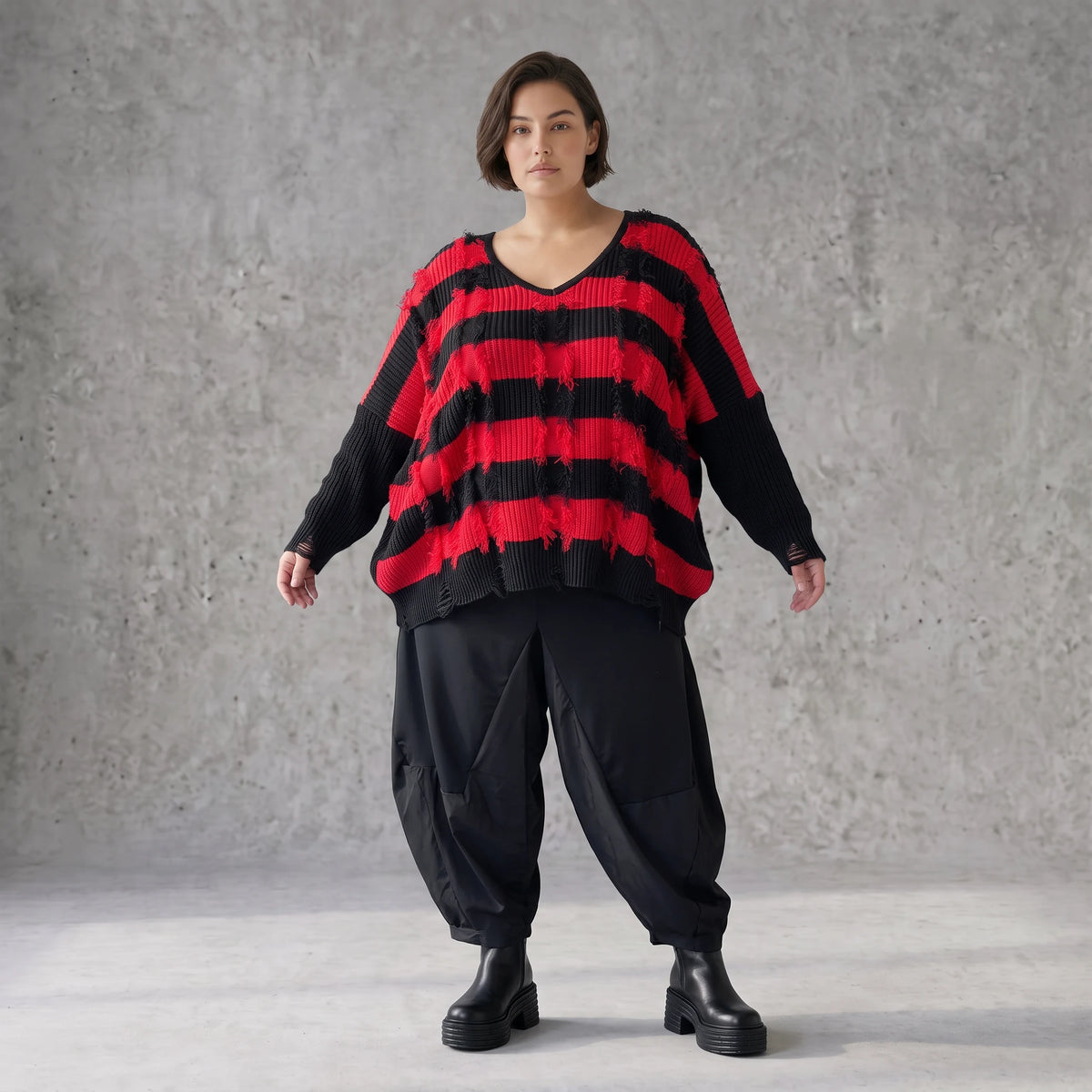 Strickshirt in Schwarz/Rot mit Destroyedoptik Fransen und V-Ausschnitt gerader Schnitt