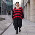 Strickshirt in Schwarz/Rot mit Destroyedoptik Fransen und V-Ausschnitt gerader Schnitt