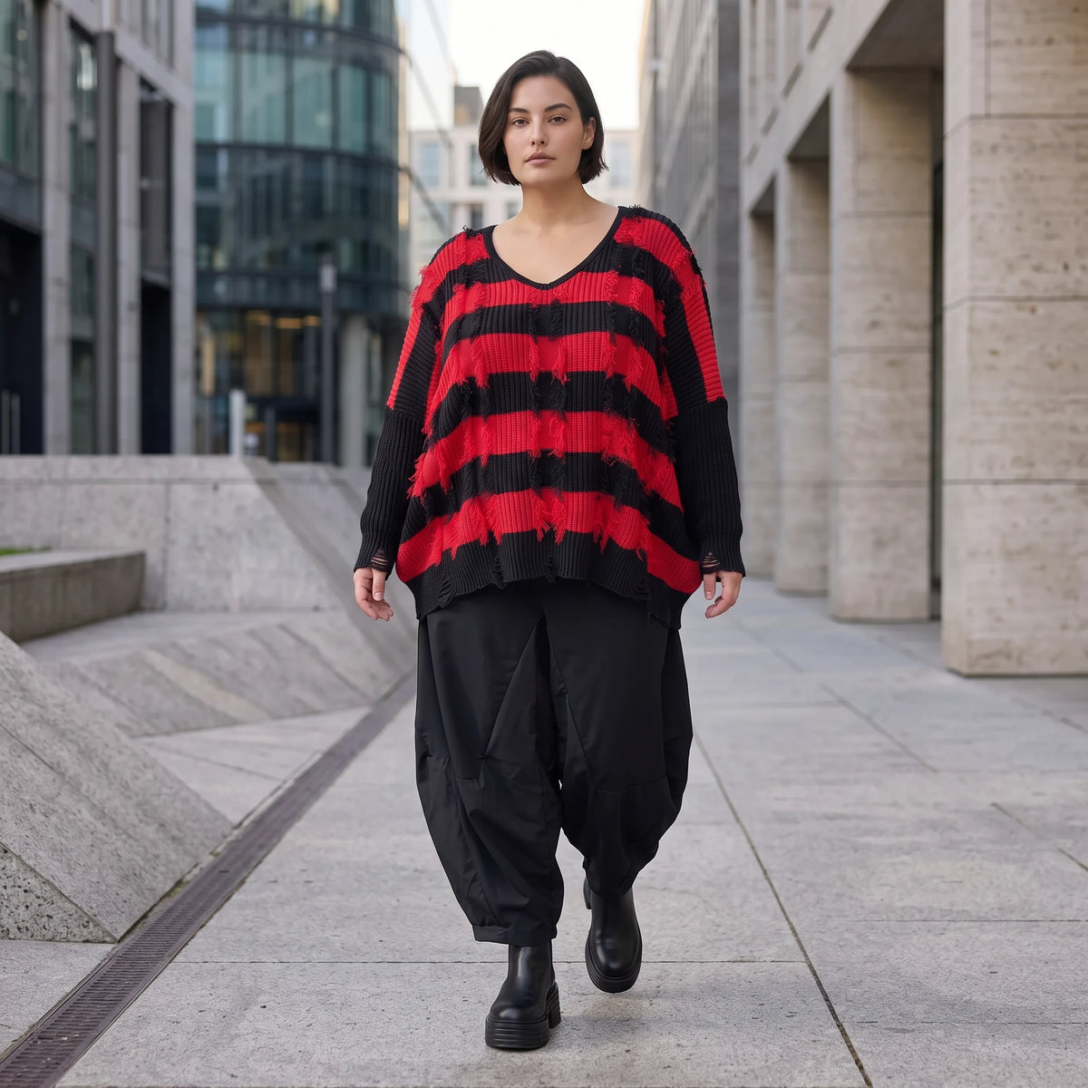 Strickshirt in Schwarz/Rot mit Destroyedoptik Fransen und V-Ausschnitt gerader Schnitt