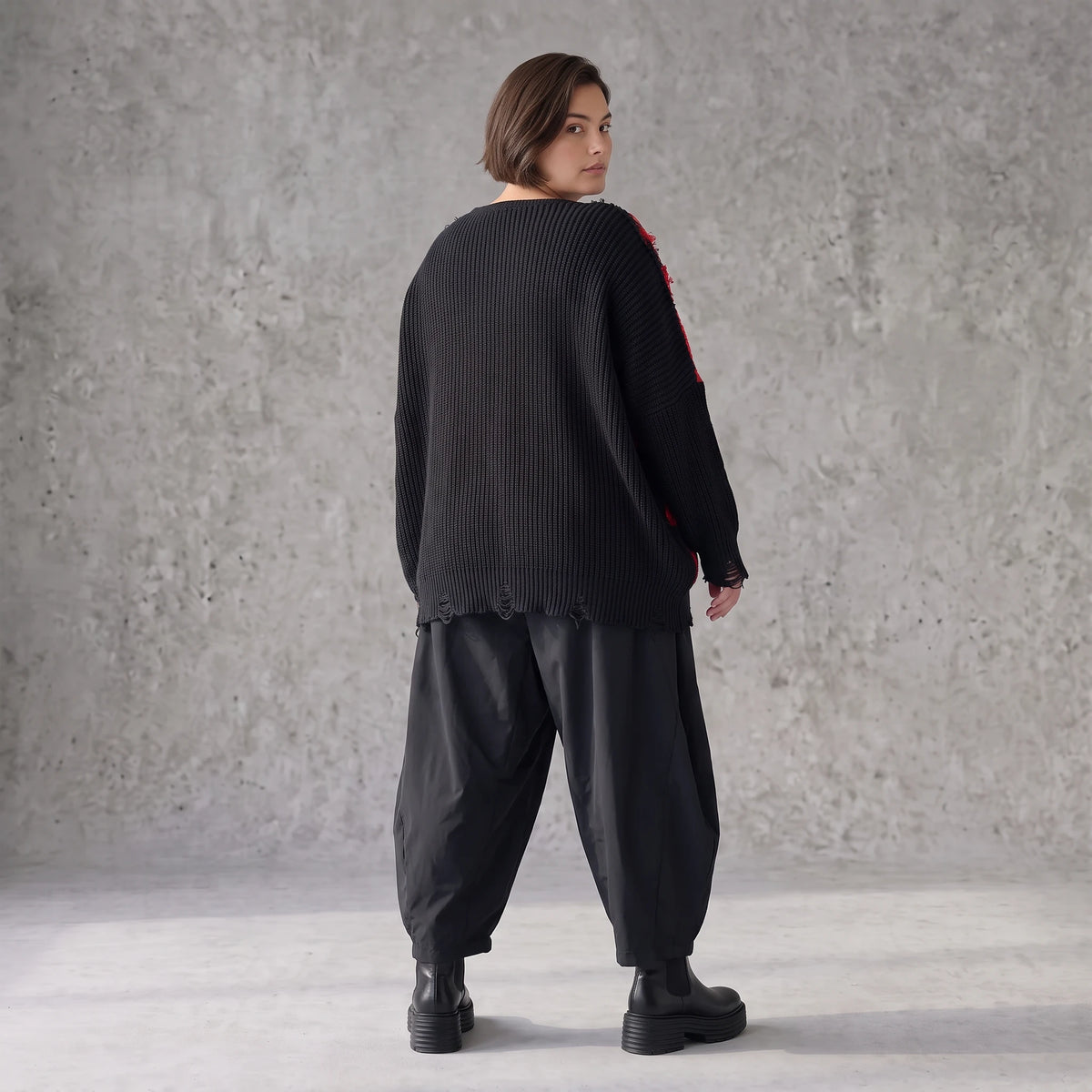 Strickshirt in Schwarz/Rot mit Destroyedoptik Fransen und V-Ausschnitt gerader Schnitt