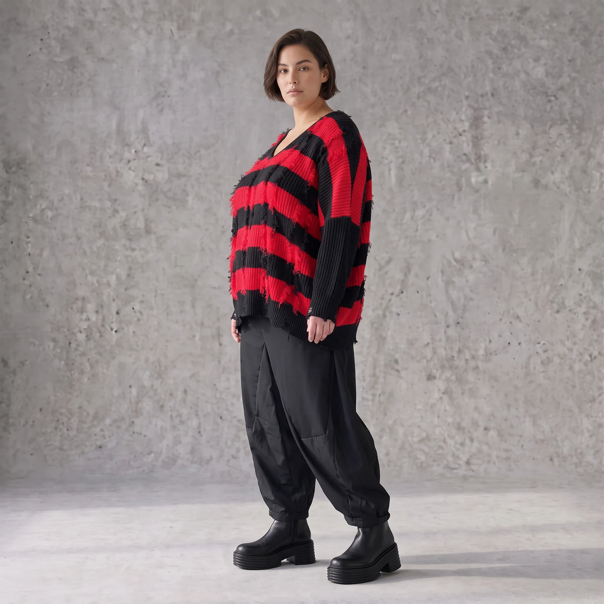 Strickshirt in Schwarz/Rot mit Destroyedoptik Fransen und V-Ausschnitt gerader Schnitt