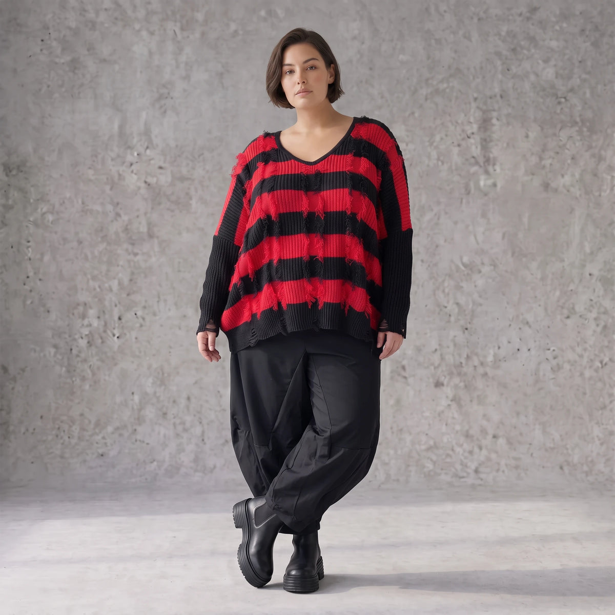 Strickshirt in Schwarz/Rot mit Destroyedoptik Fransen und V-Ausschnitt gerader Schnitt