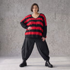Strickshirt in Schwarz/Rot mit Destroyedoptik Fransen und V-Ausschnitt gerader Schnitt