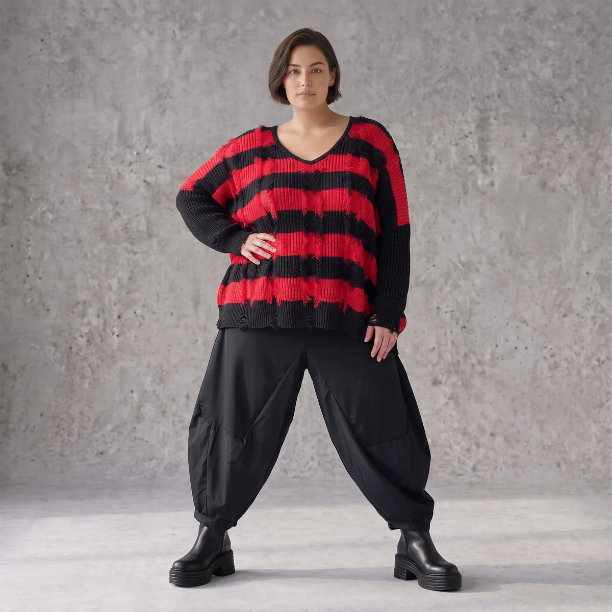 Strickshirt in Schwarz/Rot mit Destroyedoptik Fransen und V-Ausschnitt gerader Schnitt