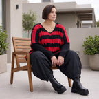 Strickshirt in Schwarz/Rot mit Destroyedoptik Fransen und V-Ausschnitt gerader Schnitt