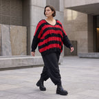 Strickshirt in Schwarz/Rot mit Destroyedoptik Fransen und V-Ausschnitt gerader Schnitt