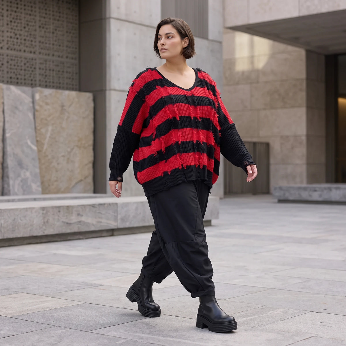 Strickshirt in Schwarz/Rot mit Destroyedoptik Fransen und V-Ausschnitt gerader Schnitt