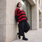 Strickshirt in Schwarz/Rot mit Destroyedoptik Fransen und V-Ausschnitt gerader Schnitt