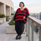 Strickshirt in Schwarz/Rot mit Destroyedoptik Fransen und V-Ausschnitt gerader Schnitt