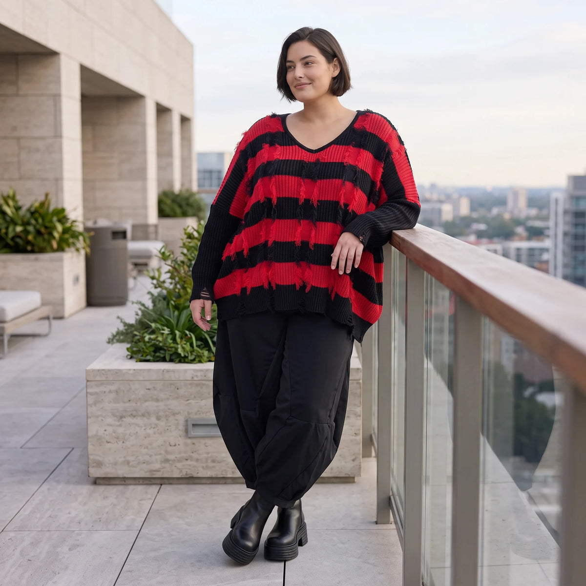 Strickshirt in Schwarz/Rot mit Destroyedoptik Fransen und V-Ausschnitt gerader Schnitt