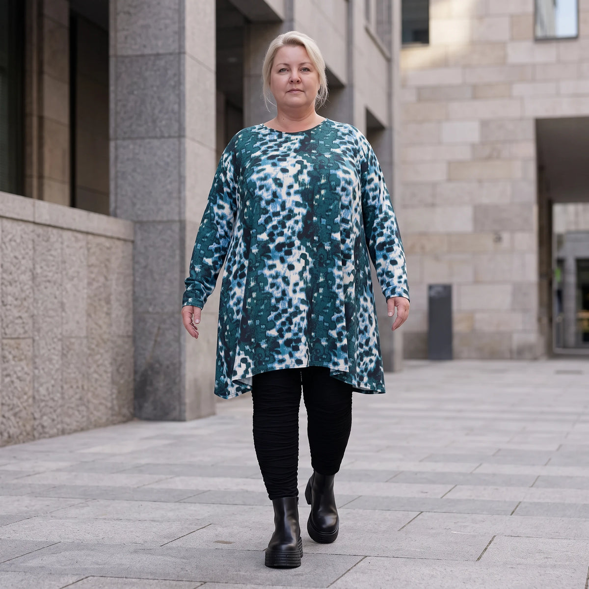 Langarmshirt in Petrol/Weiß aus Stretch Twill mit Rundhalsausschnitt in softer A-Linie