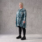 Langarmshirt in Petrol/Weiß aus Stretch Twill mit Rundhalsausschnitt in softer A-Linie