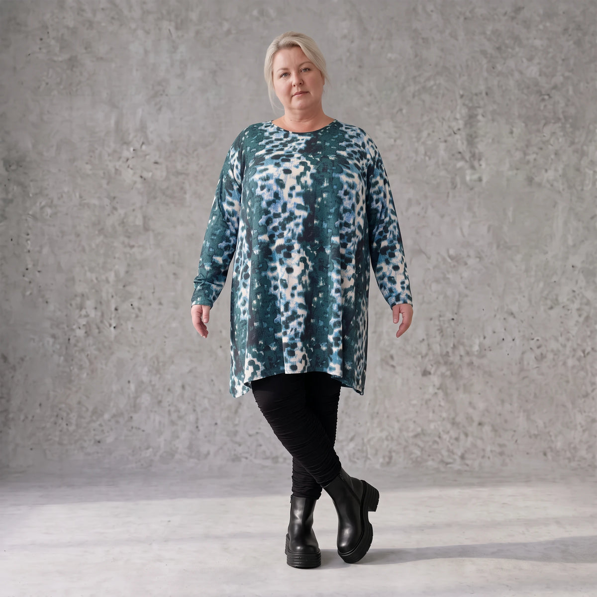 Langarmshirt in Petrol/Weiß aus Stretch Twill mit Rundhalsausschnitt in softer A-Linie