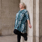 Langarmshirt in Petrol/Weiß aus Stretch Twill mit Rundhalsausschnitt in softer A-Linie
