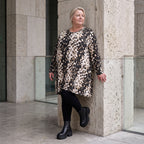 Langarmshirt in Braun/Weiß aus Viskosetwill in A-Linie mit Rundhalsausschnitt Taschen