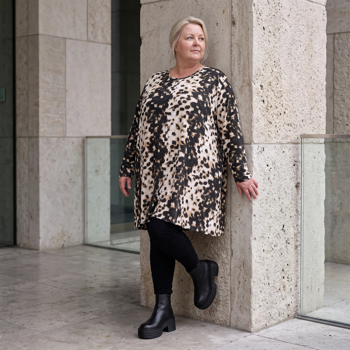 Langarmshirt in Braun/Weiß aus Viskosetwill in A-Linie mit Rundhalsausschnitt Taschen