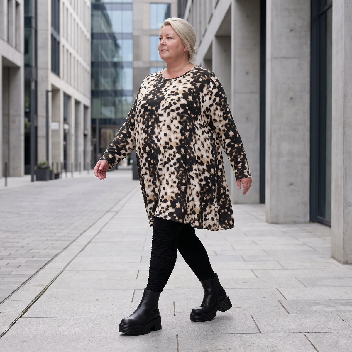 Langarmshirt in Braun/Weiß aus Viskosetwill in A-Linie mit Rundhalsausschnitt Taschen