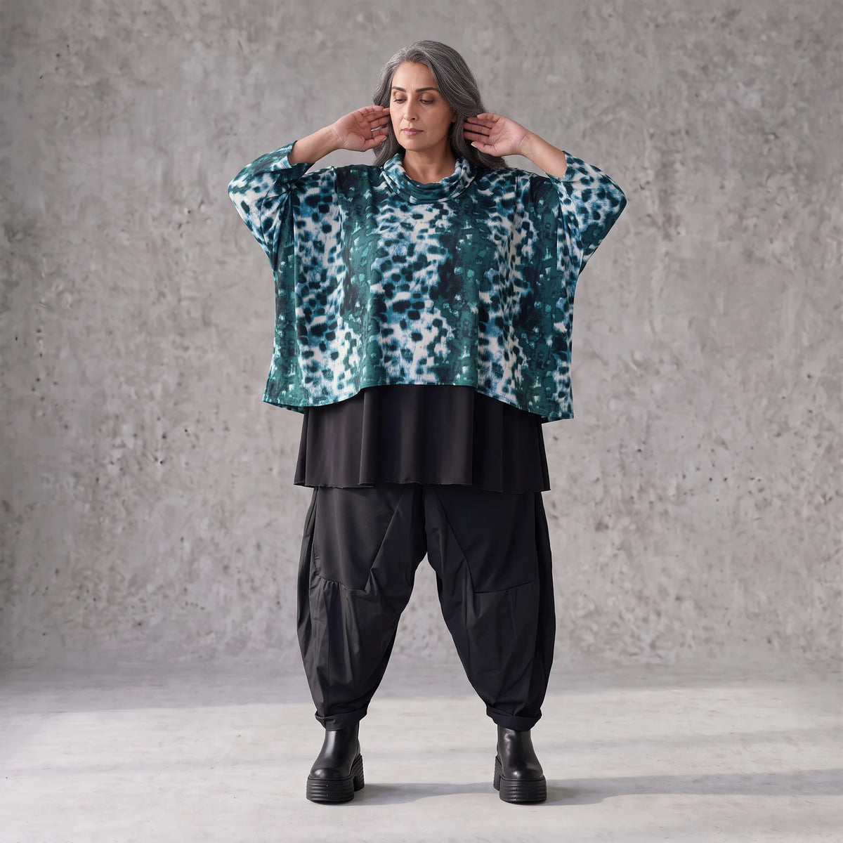 Kastiges Rollkragenshirt aus Viskosetwill mit Stretch und 3/4-Arm mit lockerem Fall