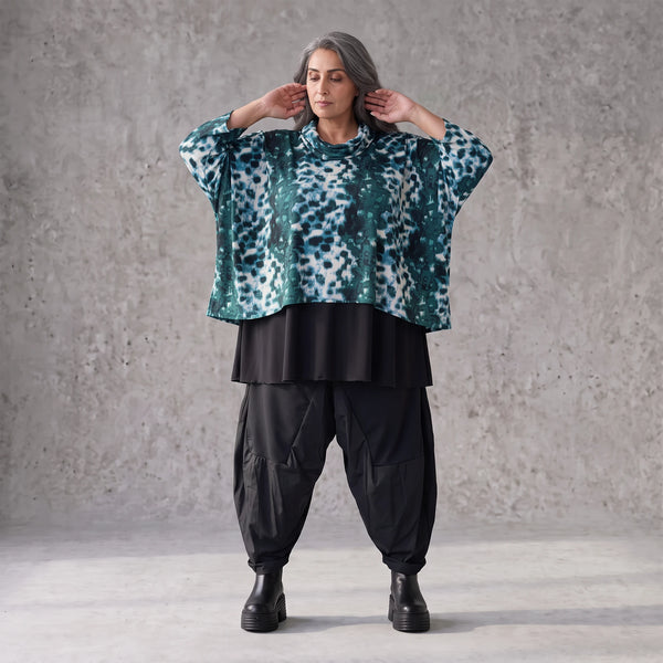 Kastiges Rollkragenshirt aus Viskosetwill mit Stretch und 3/4-Arm mit lockerem Fall
