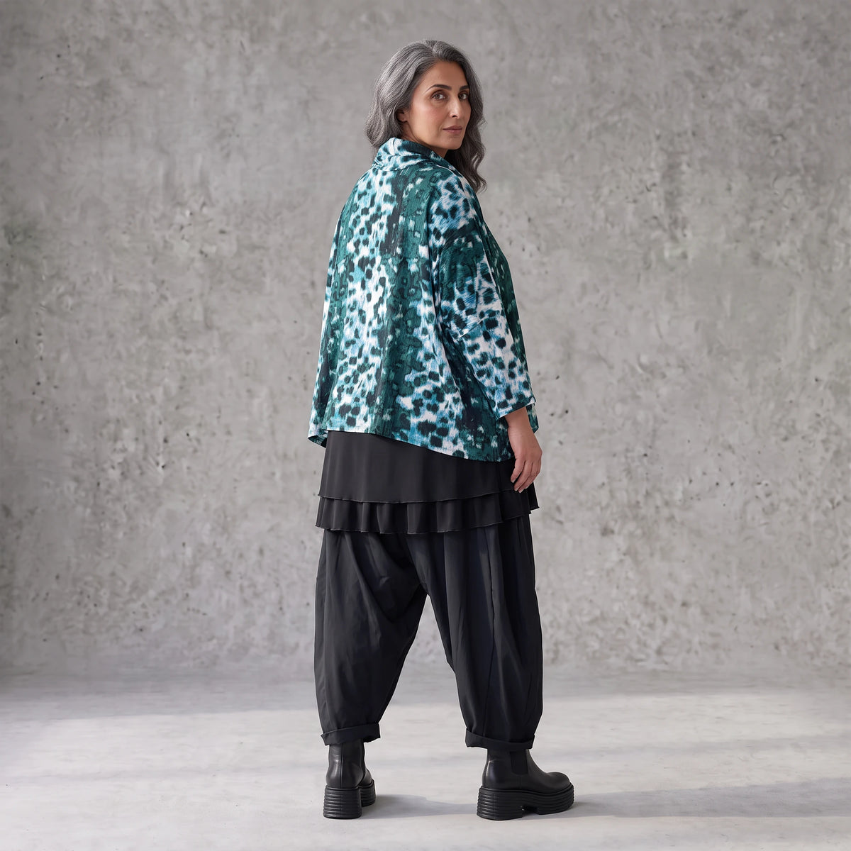 Kastiges Rollkragenshirt aus Viskosetwill mit Stretch und 3/4-Arm mit lockerem Fall
