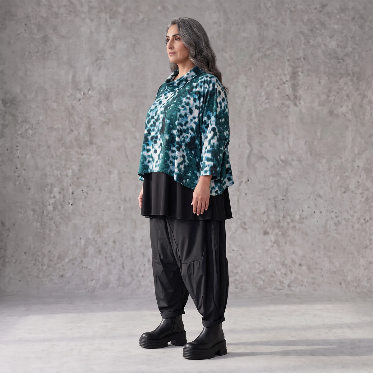 Kastiges Rollkragenshirt aus Viskosetwill mit Stretch und 3/4-Arm mit lockerem Fall